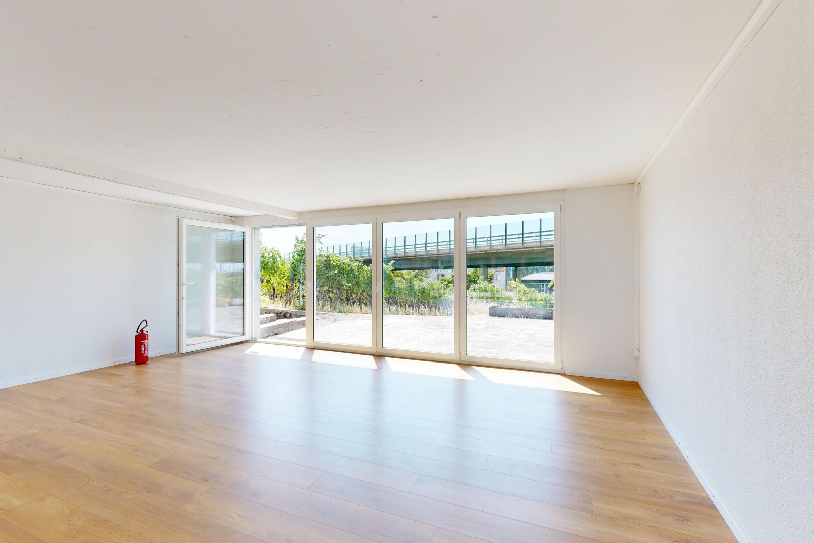 pièce vide avec sol en finition bois, wood finish floor, inside property, cloison sèche, et drywall