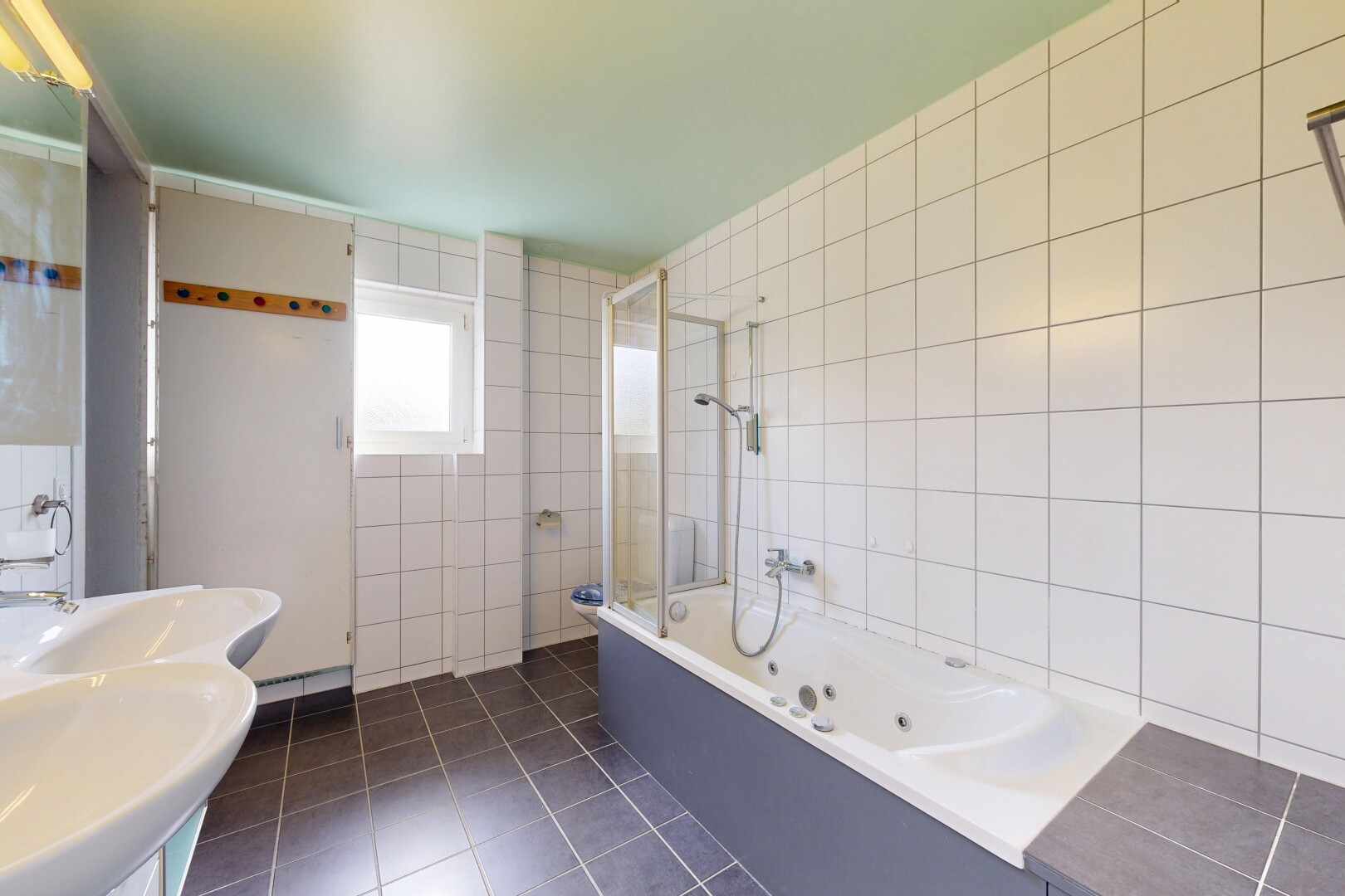 salle de bains avec mur en carrelage, tile wall, salle de bain complète, sol en carrelage, et tile floor