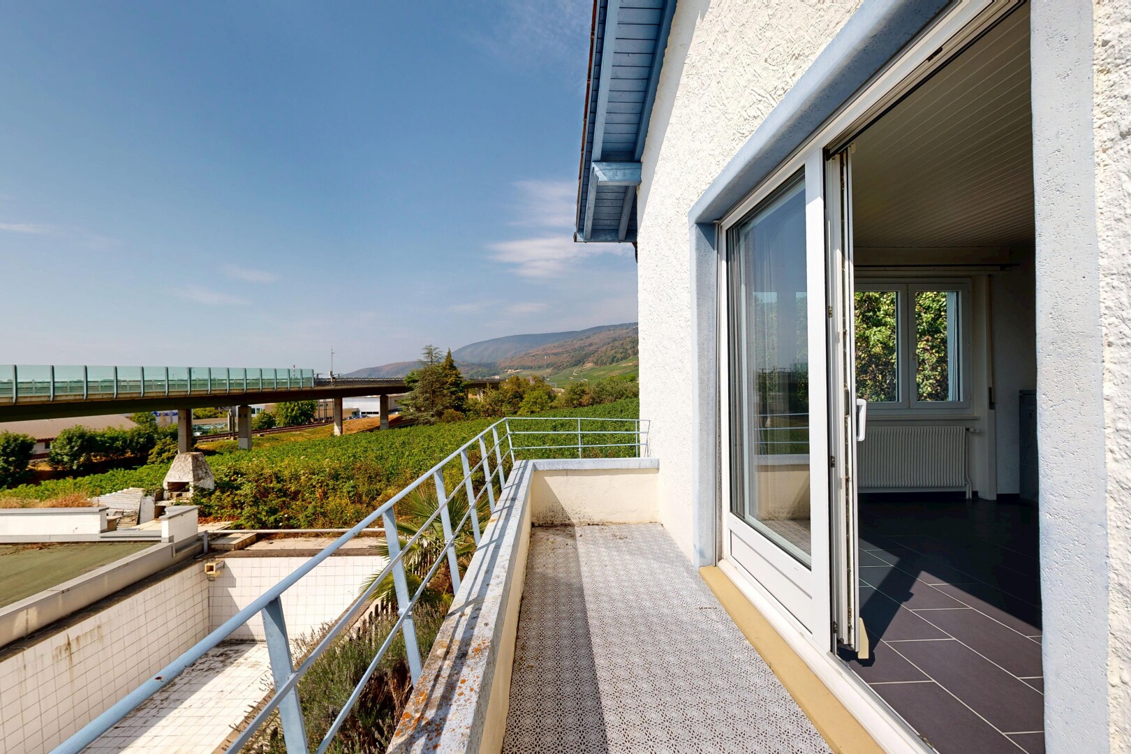 balcon avec balcon, from property, day time, view focus, et radiateur