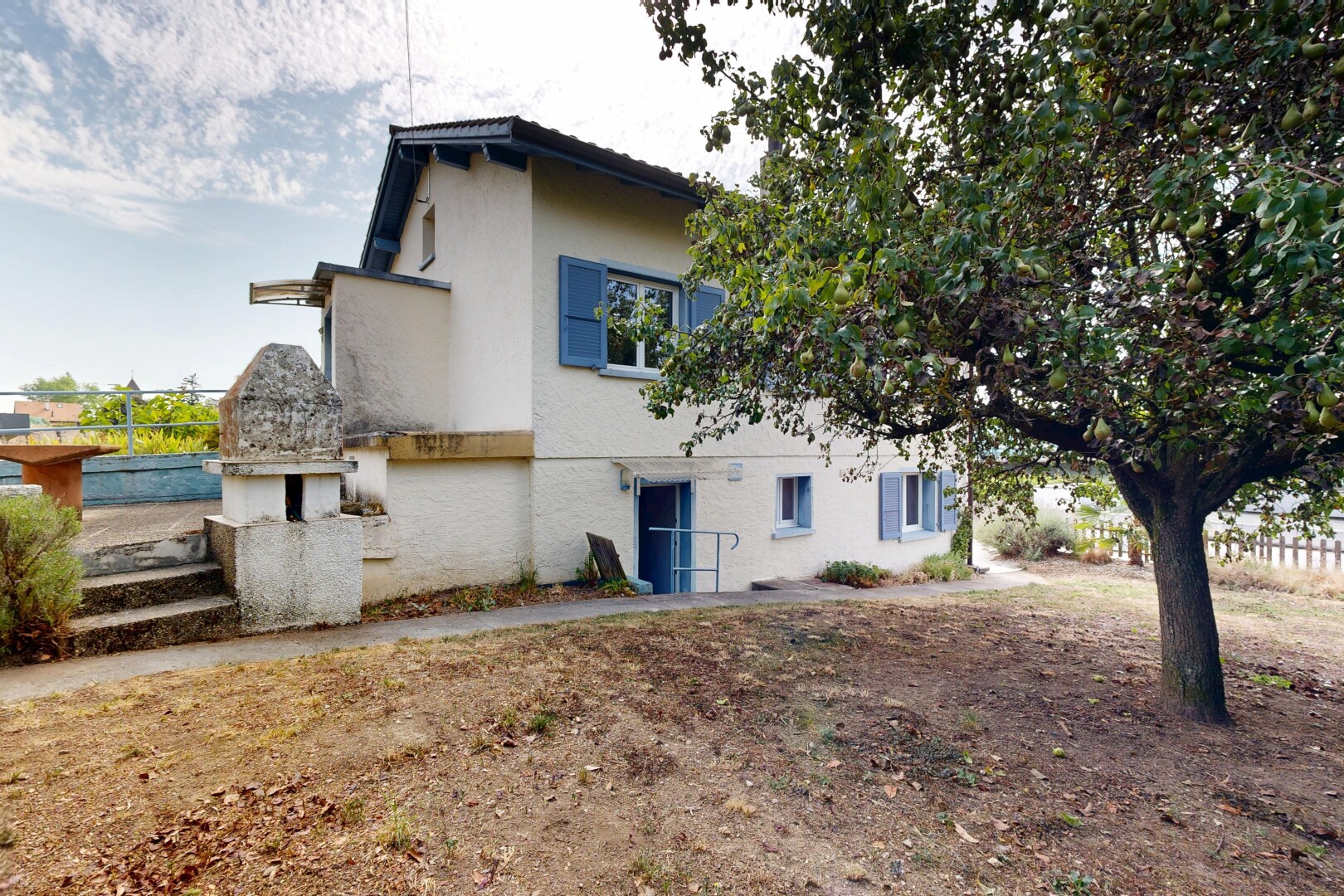 façade avec property visible, bardage en stuc, et clôture
