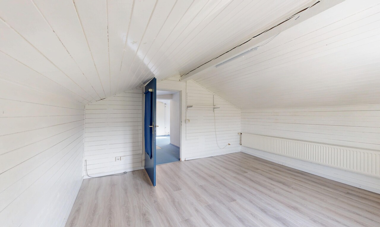 pièce vide avec mur en bois, wood wall, sol en finition bois, wood finish floor, et plafond bas