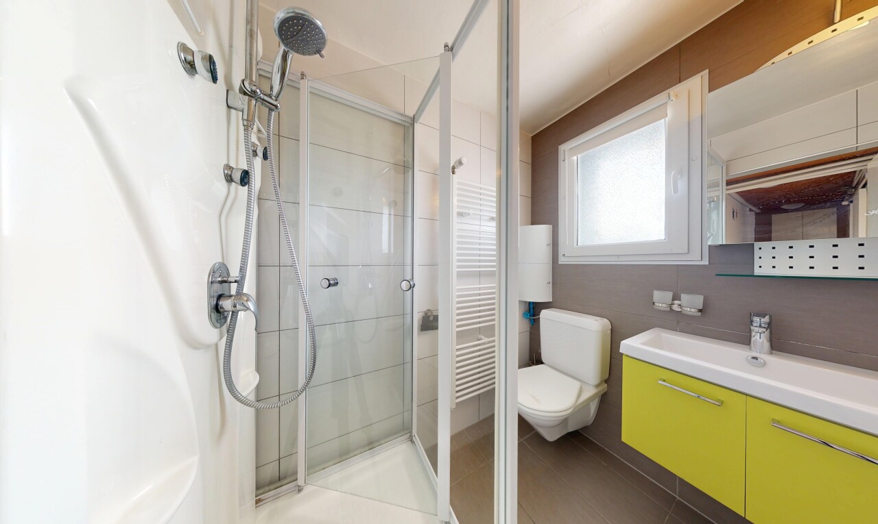 salle de bains avec chauffe-serviettes, salle de bain complète, mur en carrelage, tile wall, et douche