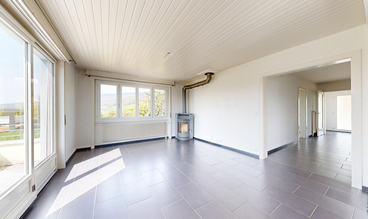 pièce vide avec poêle à bois, radiateur, cloison sèche, drywall, et inside property