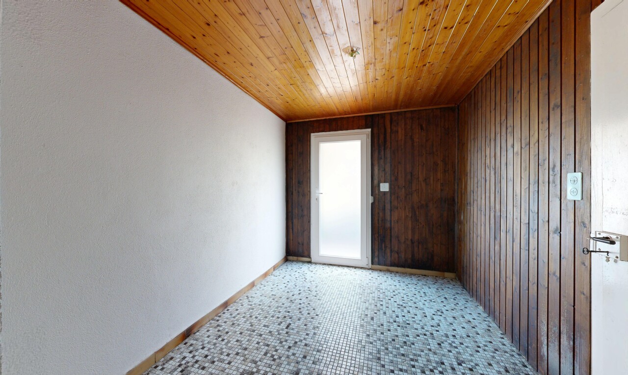 pièce vide avec mur en bois, wood wall, plafond en bois, wood ceiling, et dated wood wall