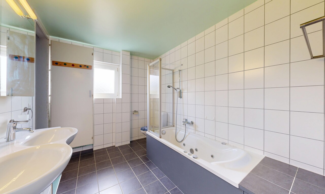 salle de bains avec mur en carrelage, tile wall, salle de bain complète, sol en carrelage, et tile floor