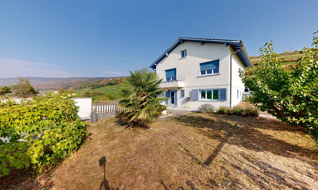 façade avec property visible, day time, bardage en stuc, et from property