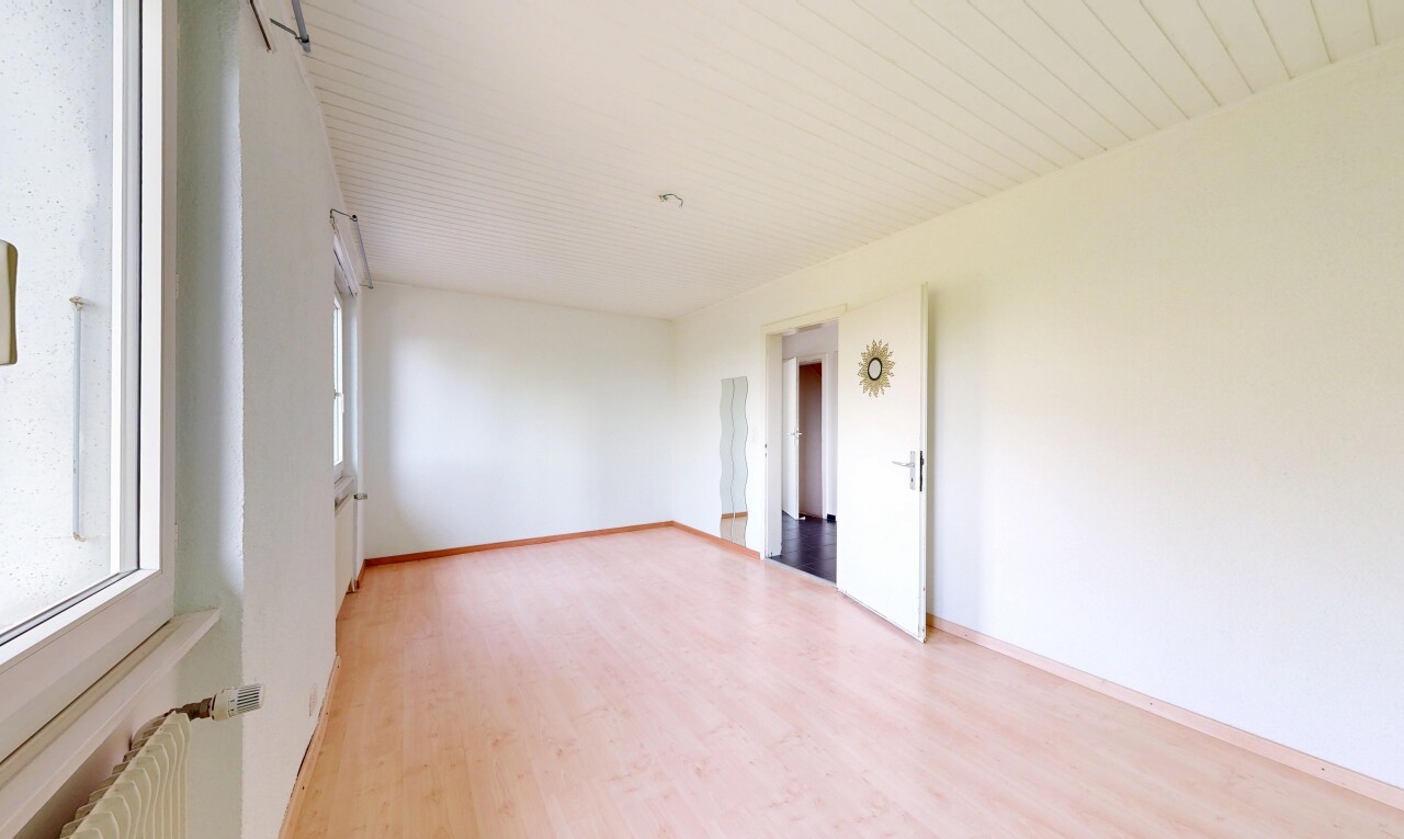 pièce vide avec sol en finition bois, wood finish floor, cloison sèche, drywall, et inside property