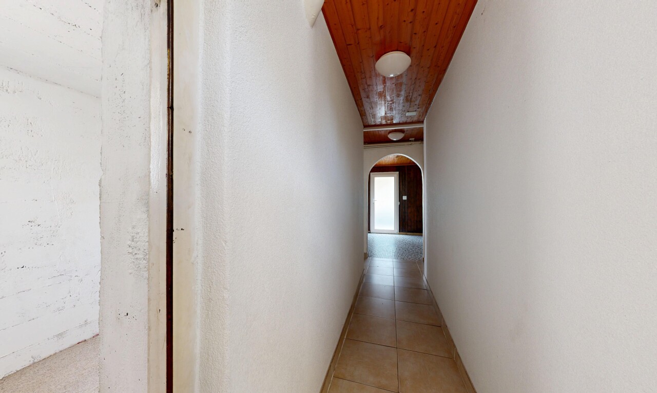 couloir avec wood ceiling, plafond en bois, passages en arc, high end ceiling, et inside property