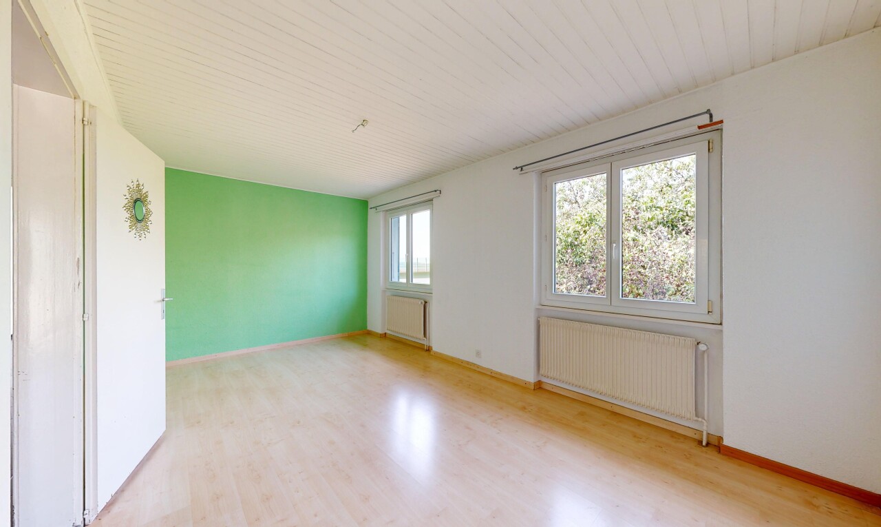 pièce vide avec sol en finition bois, wood finish floor, radiateur, cloison sèche, et drywall