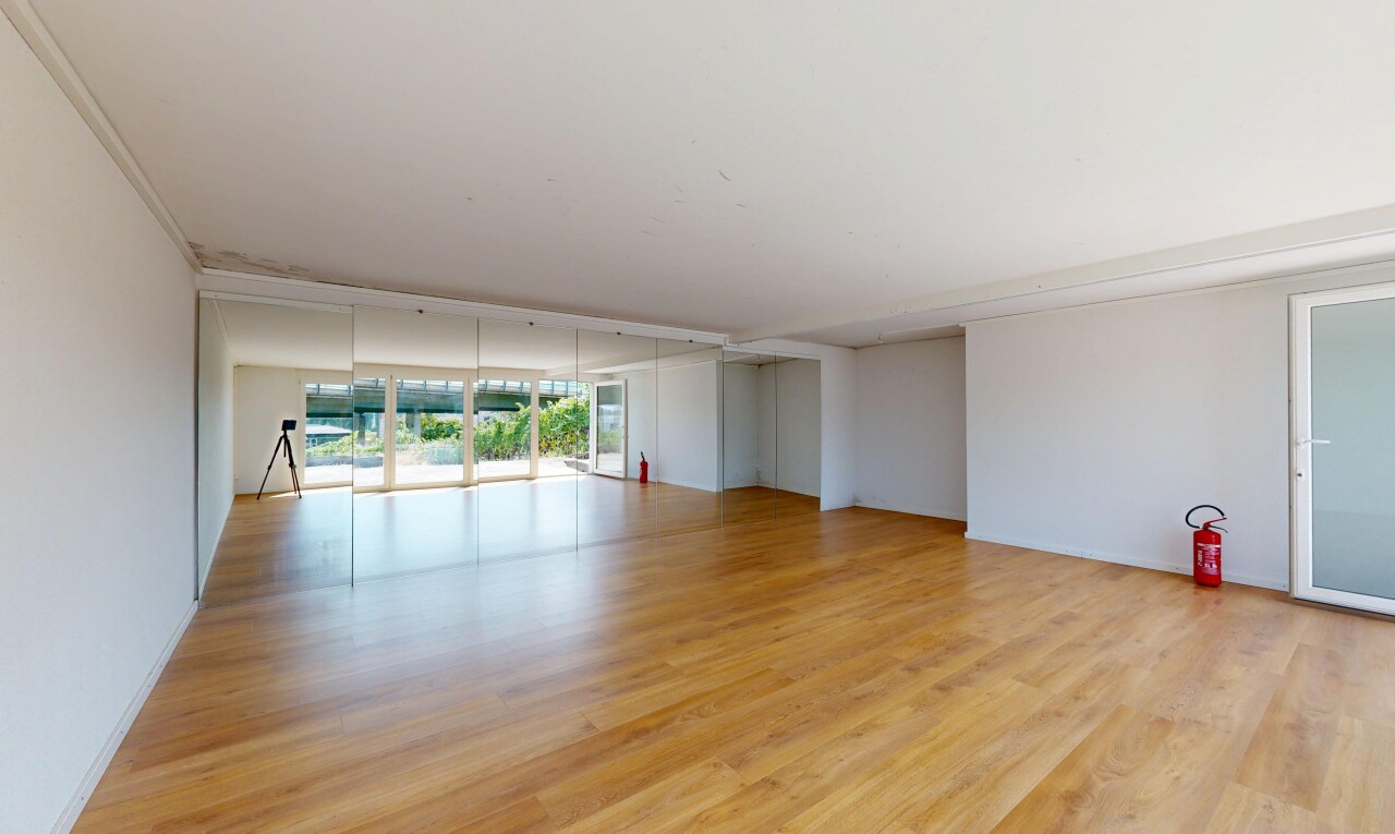 pièce vide avec cloison sèche, drywall, sol en finition bois, wood finish floor, et inside property