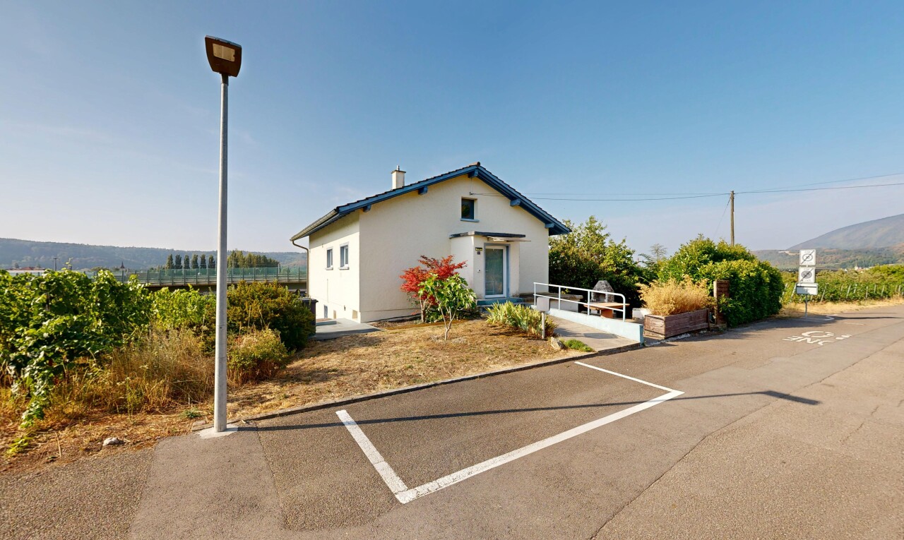 façade avec day time, property visible, éclairage public, power lines view, et bardage en stuc