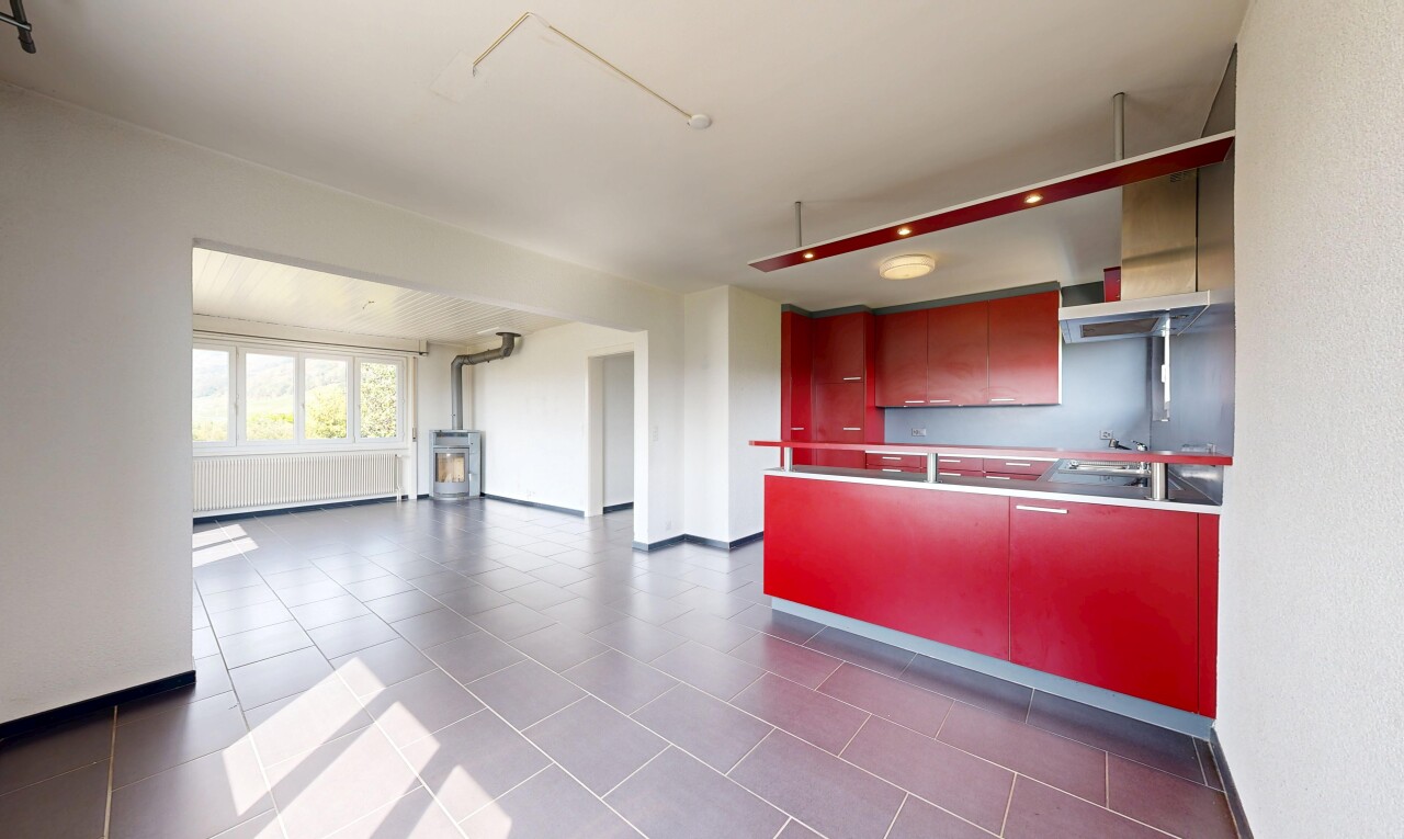 cuisine avec cloison sèche, drywall, poêle à bois, inside property, et armoires à panneau plat