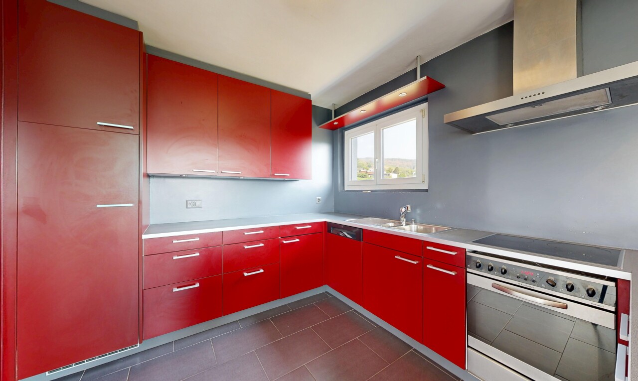 cuisine avec hotte, dark floor, four, évier, et plaque de cuisson