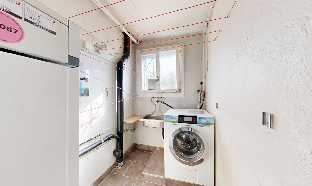 buanderie avec lave-linge et sèche-linge, évier, inside property, sol en carrelage, et tile floor