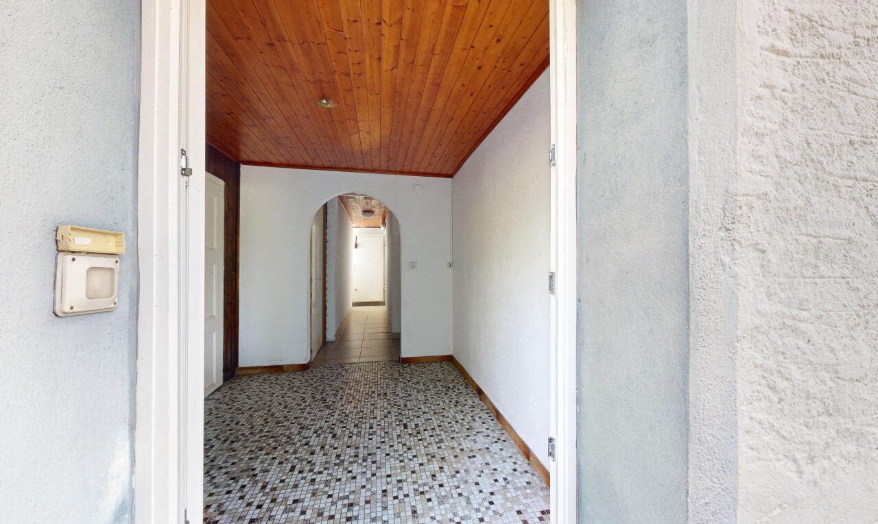 couloir avec passages en arc, plafond en bois, wood ceiling, plinthes murales, et baseboards wall