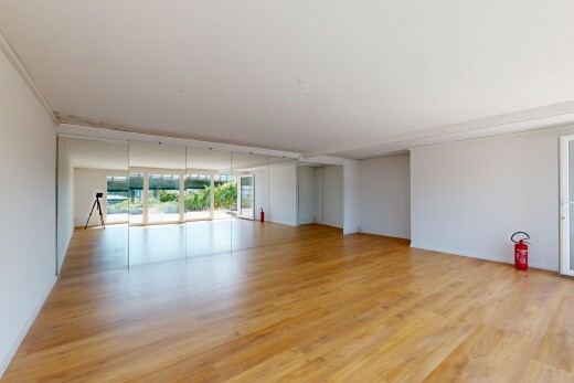pièce vide avec cloison sèche, drywall, sol en finition bois, wood finish floor, et inside property