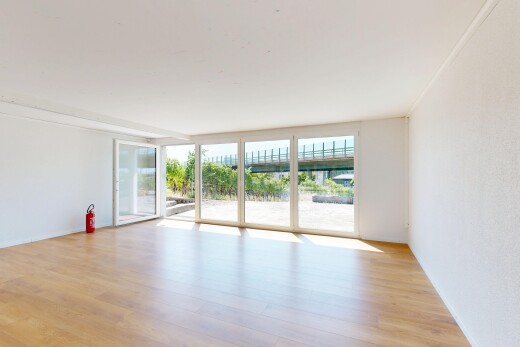 pièce vide avec sol en finition bois, wood finish floor, inside property, cloison sèche, et drywall
