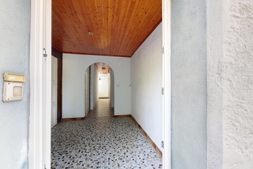couloir avec passages en arc, plafond en bois, wood ceiling, plinthes murales, et baseboards wall