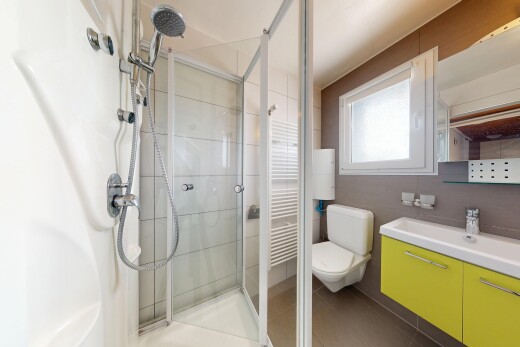 salle de bains avec chauffe-serviettes, salle de bain complète, mur en carrelage, tile wall, et douche