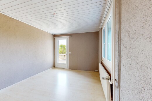pièce vide avec mur texturé, textured wall, radiateur, sol en finition bois, et wood finish floor