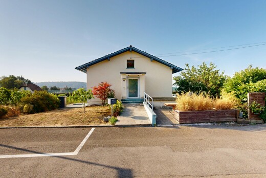 façade avec property visible, bardage en stuc, et day time
