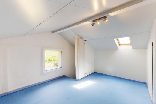 pièce vide avec plafond voûté, vaulted ceiling, éclairage sur rail, puits de lumière, et pièce supplémentaire