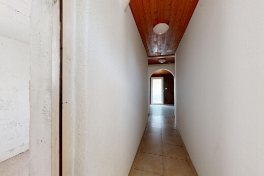 couloir avec wood ceiling, plafond en bois, passages en arc, high end ceiling, et inside property