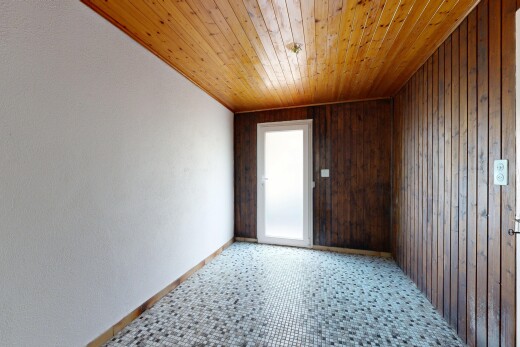 pièce vide avec mur en bois, wood wall, plafond en bois, wood ceiling, et dated wood wall