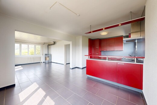 cuisine avec cloison sèche, drywall, poêle à bois, inside property, et armoires à panneau plat