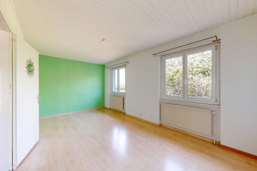 pièce vide avec sol en finition bois, wood finish floor, radiateur, cloison sèche, et drywall