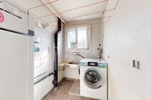 buanderie avec lave-linge et sèche-linge, évier, inside property, sol en carrelage, et tile floor