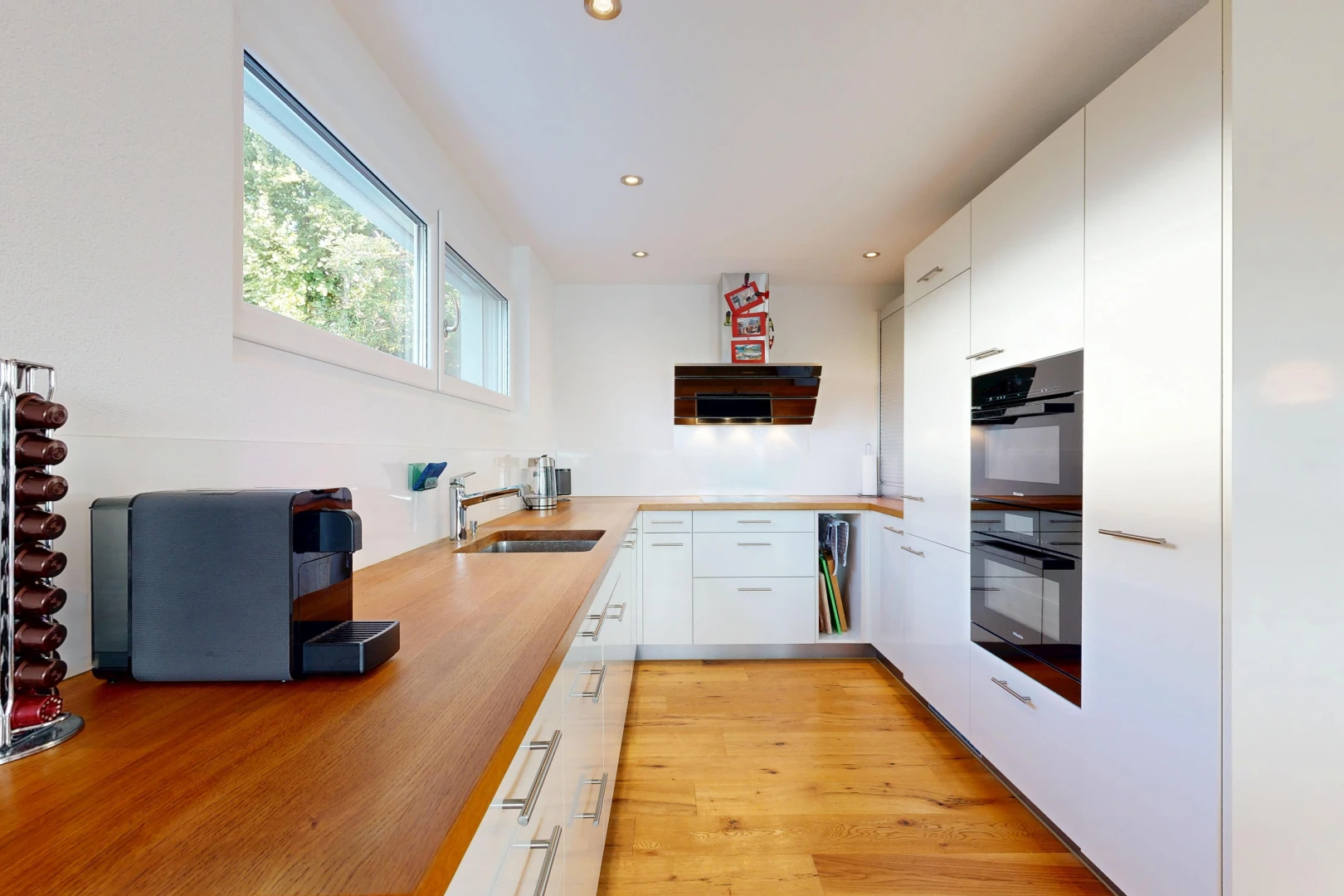 küche mit light floor, doppel backofen, waschbecken, white cabinets, und weiße schränke