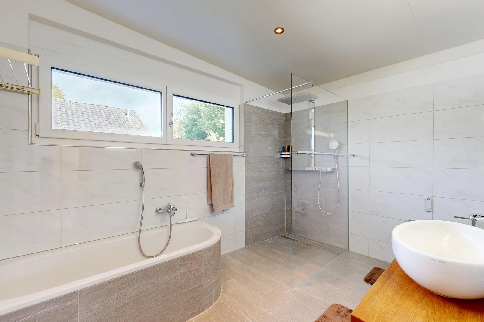 bad mit bad, tile wall, fliesenwand, dusche, und komplettes badezimmer