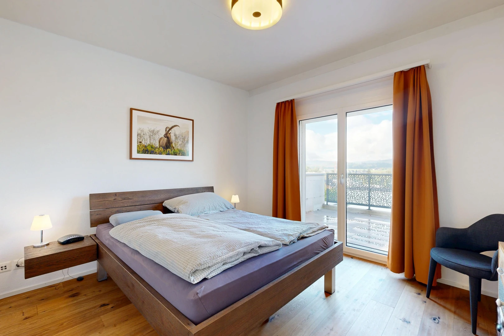 zimmer / schlafzimmer mit außenzugang, drywall, gipskartonwand, wood finish floor, und holzfußboden