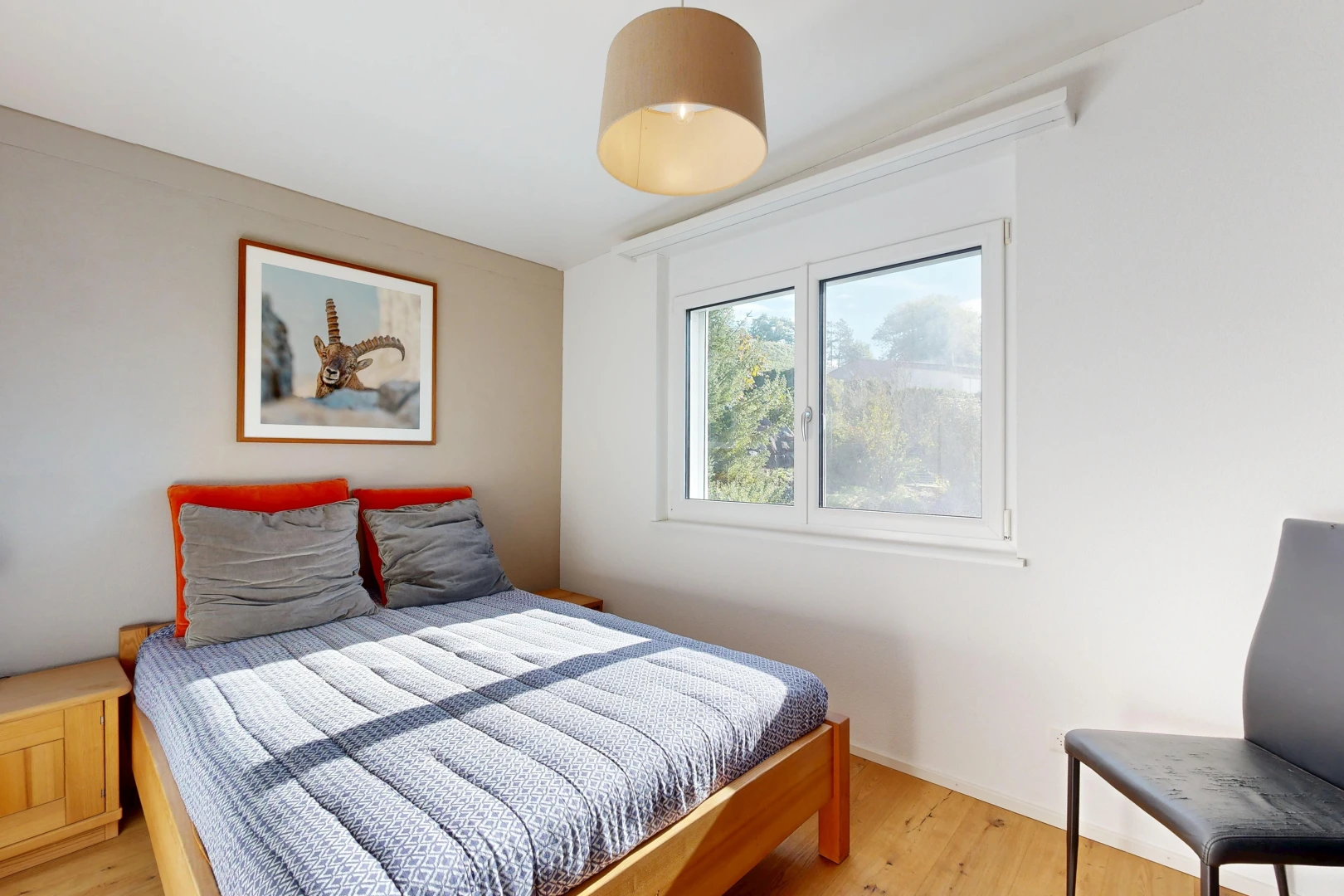zimmer / schlafzimmer mit gipskartonwand, drywall, pendelleuchte, holzfußboden, und wood finish floor
