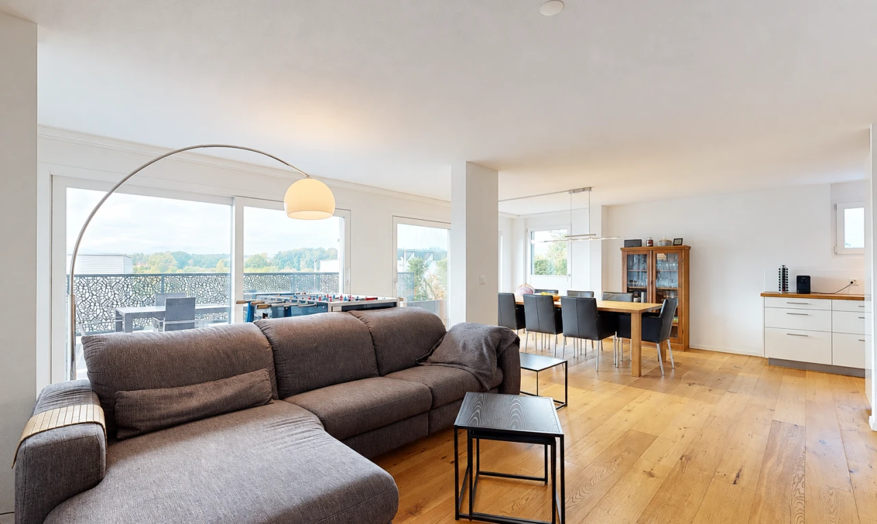 wohn- / esszimmer mit inside property, holzfußboden, wood finish floor, gipskartonwand, und drywall