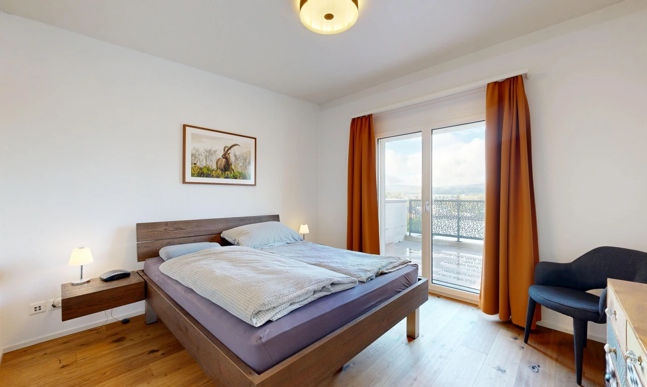 zimmer / schlafzimmer mit außenzugang, drywall, gipskartonwand, wood finish floor, und holzfußboden