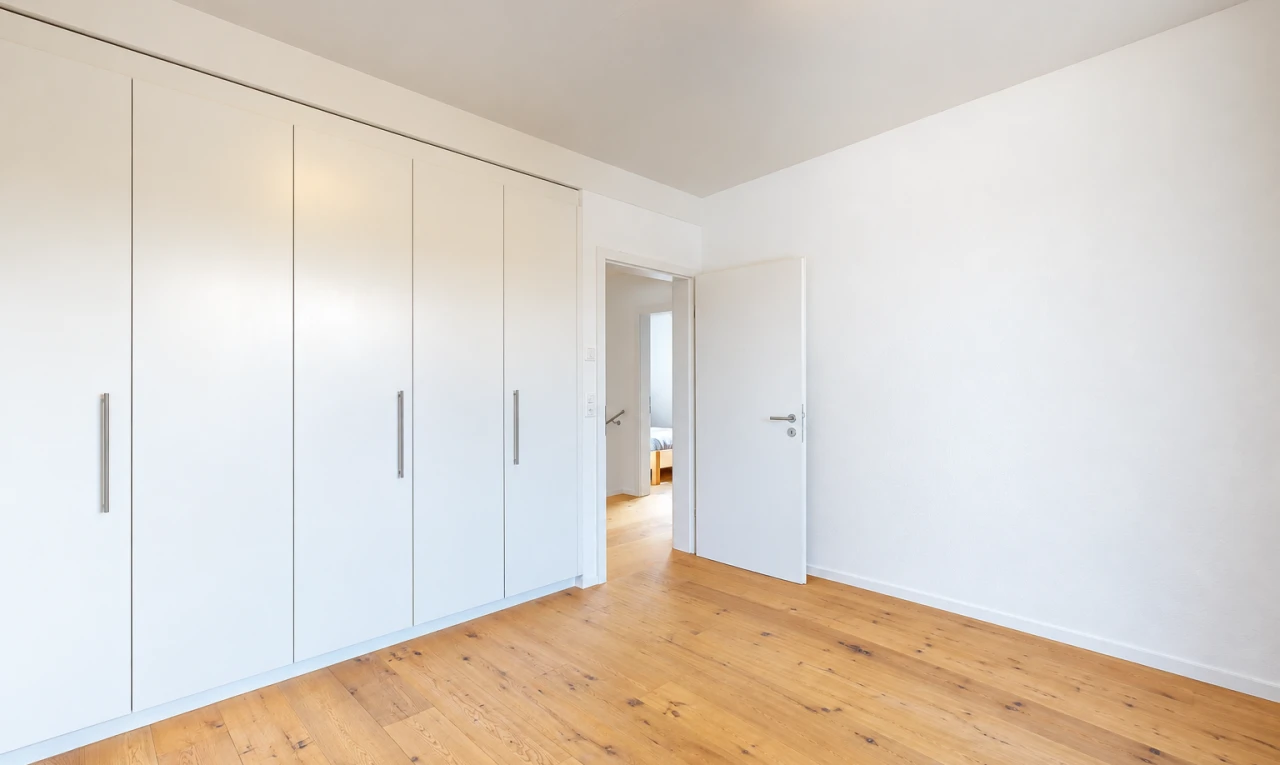 leerer raum mit light floor, drywall, gipskartonwand, wood finish floor, und holzfußboden