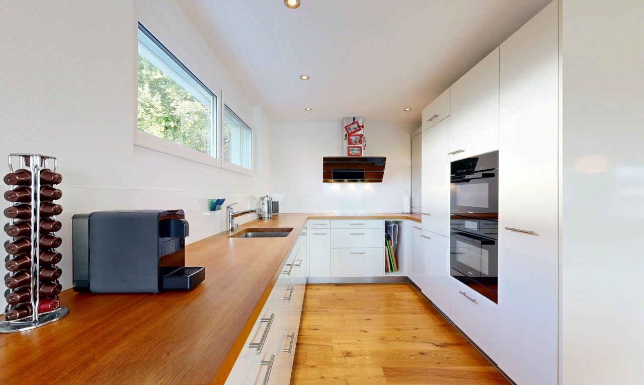 küche mit light floor, doppel backofen, waschbecken, white cabinets, und weiße schränke