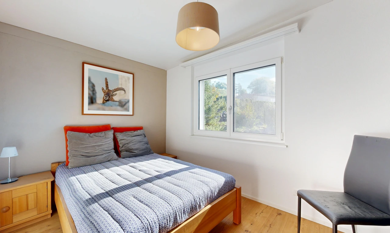 zimmer / schlafzimmer mit gipskartonwand, drywall, pendelleuchte, holzfußboden, und wood finish floor
