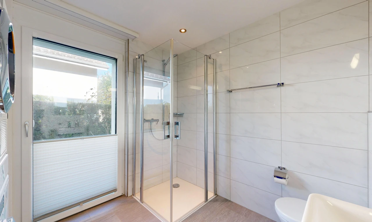 bad mit tile wall, fliesenwand, komplettes badezimmer, dusche, und einbauleuchten