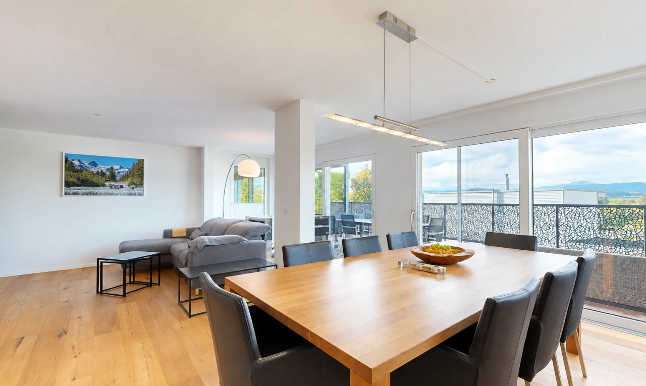 wohn- / esszimmer mit außenzugang, inside property, drywall, gipskartonwand, und wood finish floor