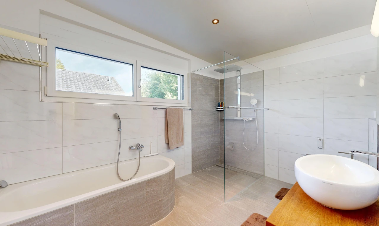 bad mit bad, tile wall, fliesenwand, dusche, und komplettes badezimmer