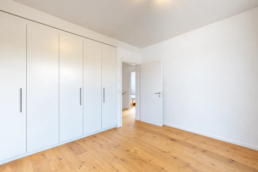 leerer raum mit light floor, drywall, gipskartonwand, wood finish floor, und holzfußboden