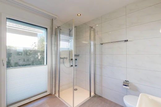 bad mit tile wall, fliesenwand, komplettes badezimmer, dusche, und einbauleuchten
