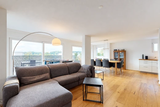 wohn- / esszimmer mit inside property, holzfußboden, wood finish floor, gipskartonwand, und drywall