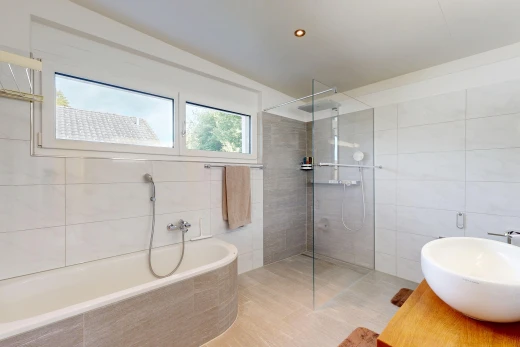 bad mit bad, tile wall, fliesenwand, dusche, und komplettes badezimmer