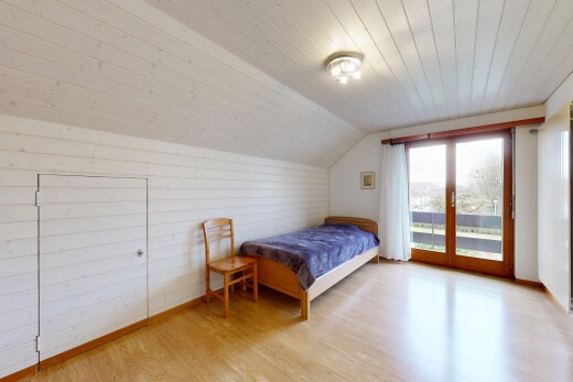 zimmer / schlafzimmer mit natürliches licht, natural light, niedrige decke, low ceiling, und zusätzliches zimmer