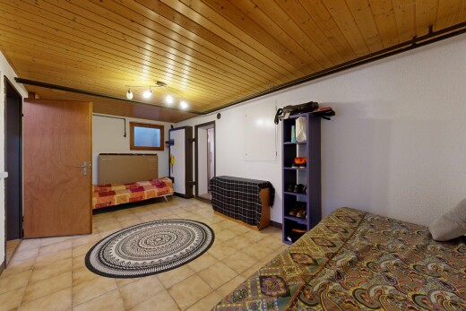 wohnzimmer mit keller, wood ceiling, holzdecke, inside property, und drywall