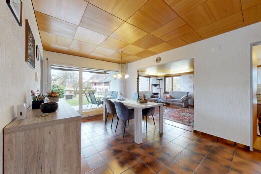 esszimmer mit inside property, natürliches licht, natural light, bemerkenswerter kronleuchter, und strukturierte wand